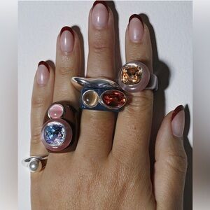 Mounser Ring Pop neutral color with dark grey stone.